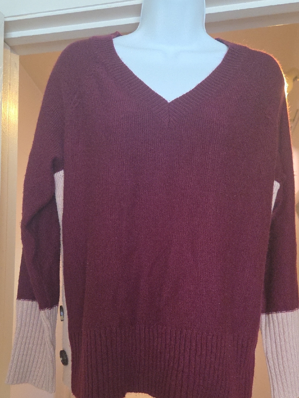 a.n.a V-Neck Two-Tone Sweater in Burgundy and Light Pink